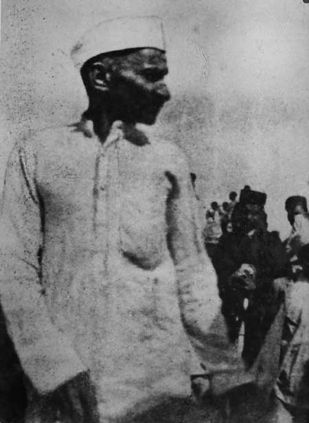 Gandhiji during  Strike for wage incrist of mill operation,  Ahmedabad.jpg